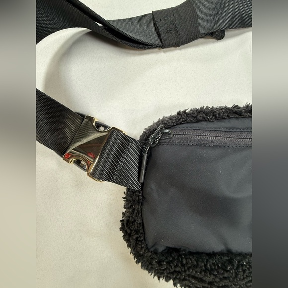 lululemon athletica Black Sherpa Crossbody Belt Bag - Picture 9 of 16